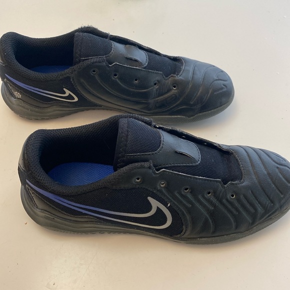 Nike Boys Indoor soccer shoes size 2.5 - Picture 1 of 5
